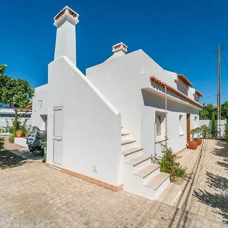 Quiet 2br House W/ Garden - Near | By Airnest 3* Charneca (Setubal)
