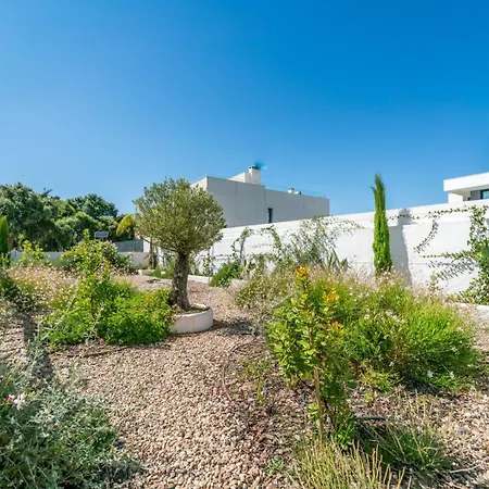 Quiet 2br House W/ Garden - Near | By Airnest Guest house Charneca (Setubal)