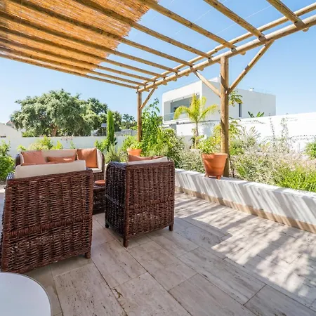 Quiet 2br House W/ Garden - Near | By Airnest 3*