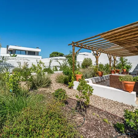 Quiet 2br House W/ Garden - Near | By Airnest Pensionat Charneca (Setubal)