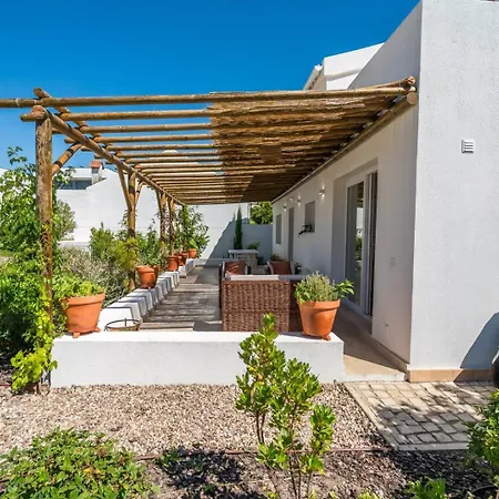 Quiet 2br House W/ Garden - Near | By Airnest Charneca (Setubal)