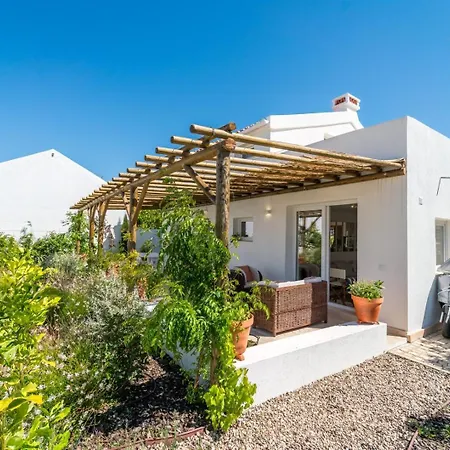 Quiet 2br House W/ Garden - Near | By Airnest