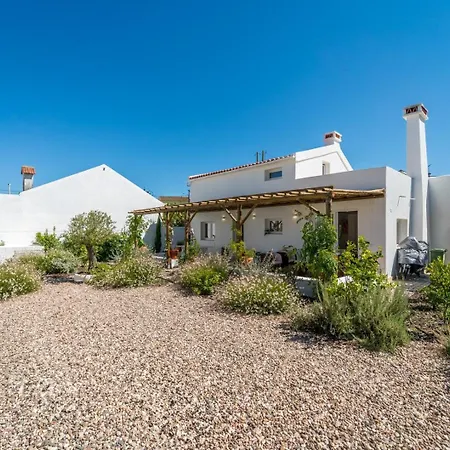 Pensionat Quiet 2br House W/ Garden - Near | By Airnest