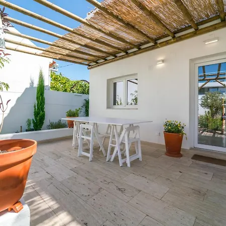 Quiet 2br House W/ Garden - Near | By Airnest Charneca (Setubal)