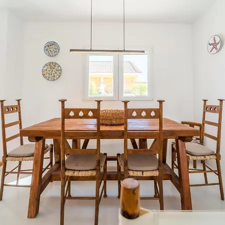 Quiet 2br House W/ Garden - Near | By Airnest