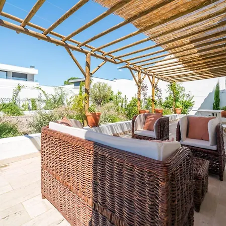 Quiet 2br House W/ Garden - Near | By Airnest Charneca (Setubal)