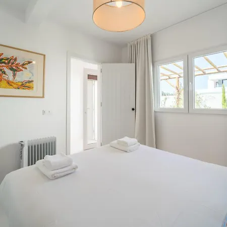 Quiet 2br House W/ Garden - Near | By Airnest Charneca (Setubal)