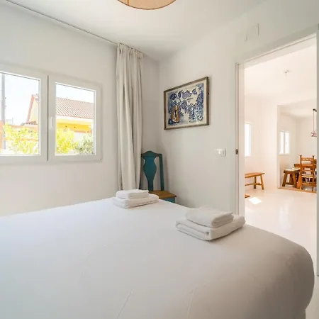 Quiet 2br House W/ Garden - Near | By Airnest 게스트하우스 차르네카