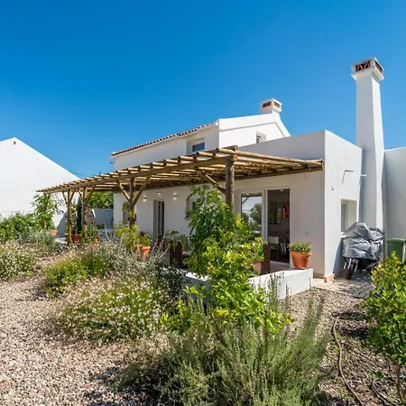 Quiet 2br House W/ Garden - Near | By Airnest Pensionat Charneca (Setubal)