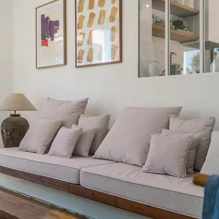 Quiet 2br House W/ Garden - Near | By Airnest 3* 차르네카