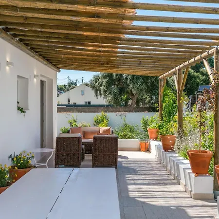 Quiet 2br House W/ Garden - Near | By Airnest Charneca (Setubal)
