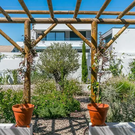 Quiet 2br House W/ Garden - Near | By Airnest 3* 차르네카