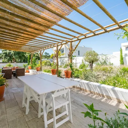 Vendégház Quiet 2br House W/ Garden - Near | By Airnest Charneca