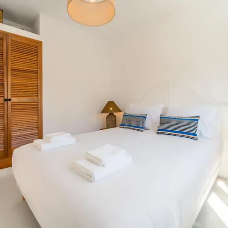 Quiet 2br House W/ Garden - Near | By Airnest Vendégház