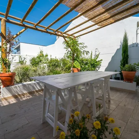 Quiet 2br House W/ Garden - Near | By Airnest Charneca