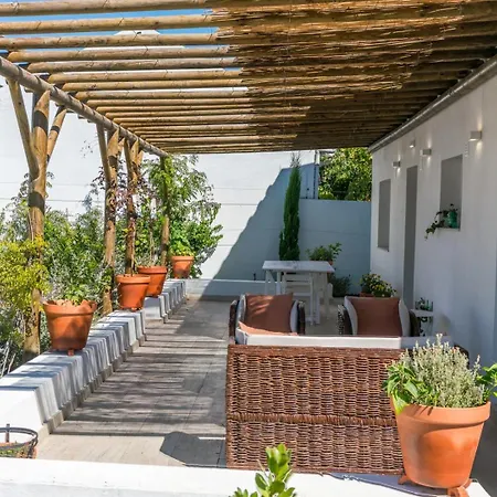 Quiet 2br House W/ Garden - Near | By Airnest 3* 차르네카